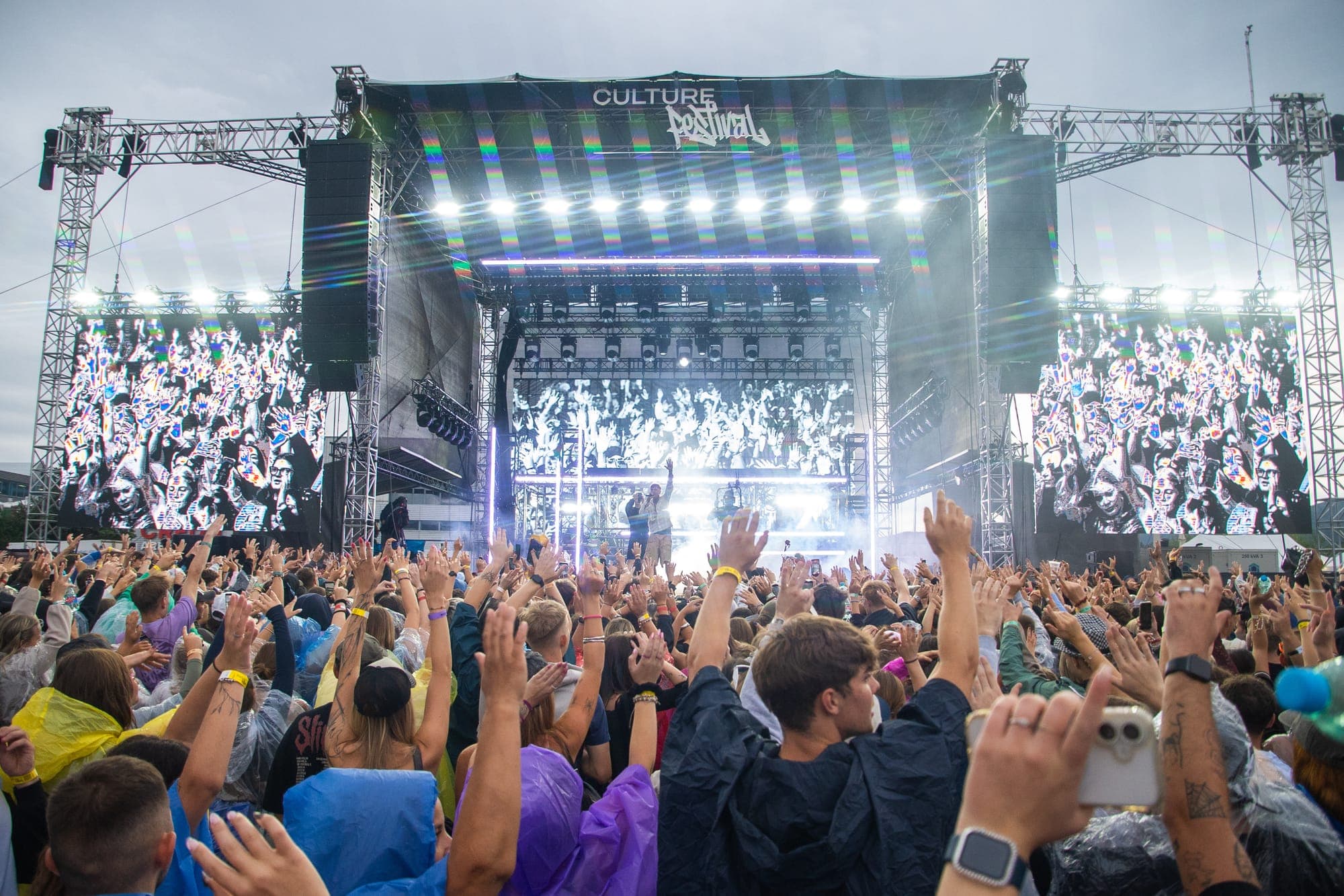Hlavní pódium festivalu The Culture zaplněné návštěvníky