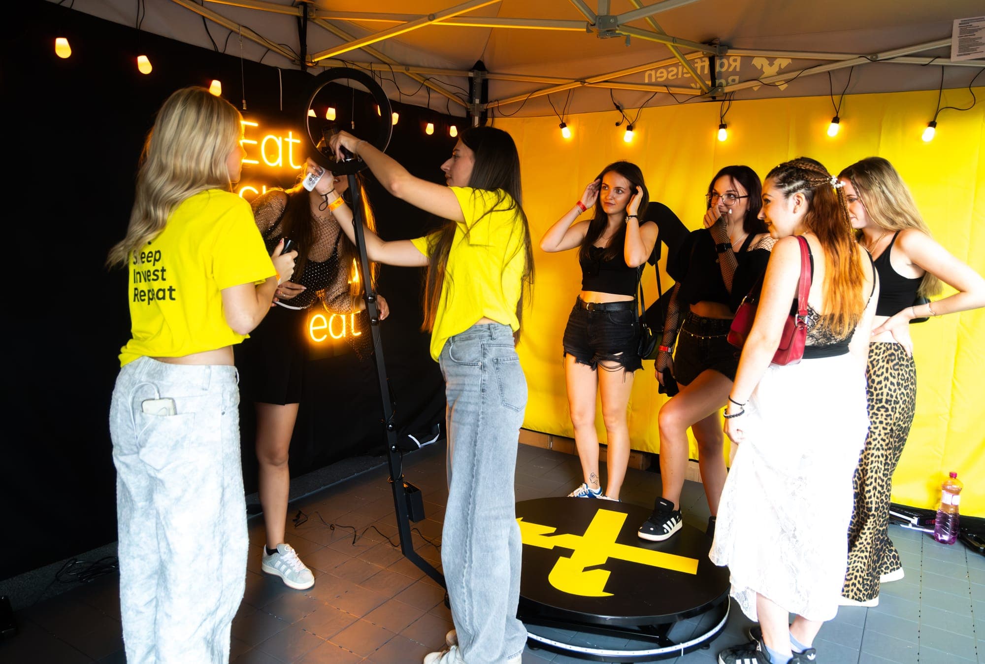 Fotokoutek Raiffeisenbank s hosteskami Crewmate na festivalu