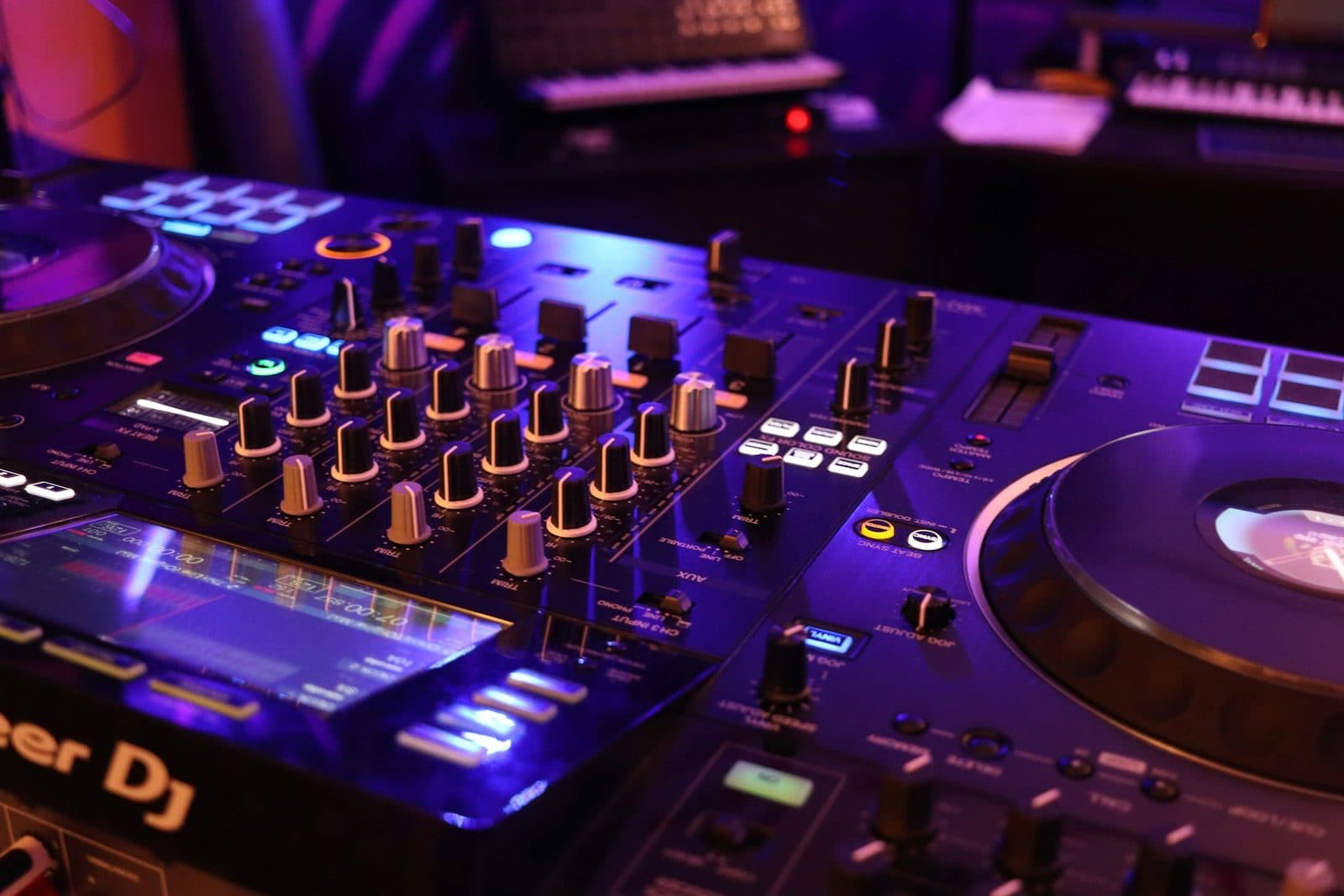 DJ pult Pioneer DJ s mixem a jog wheelem v klubu